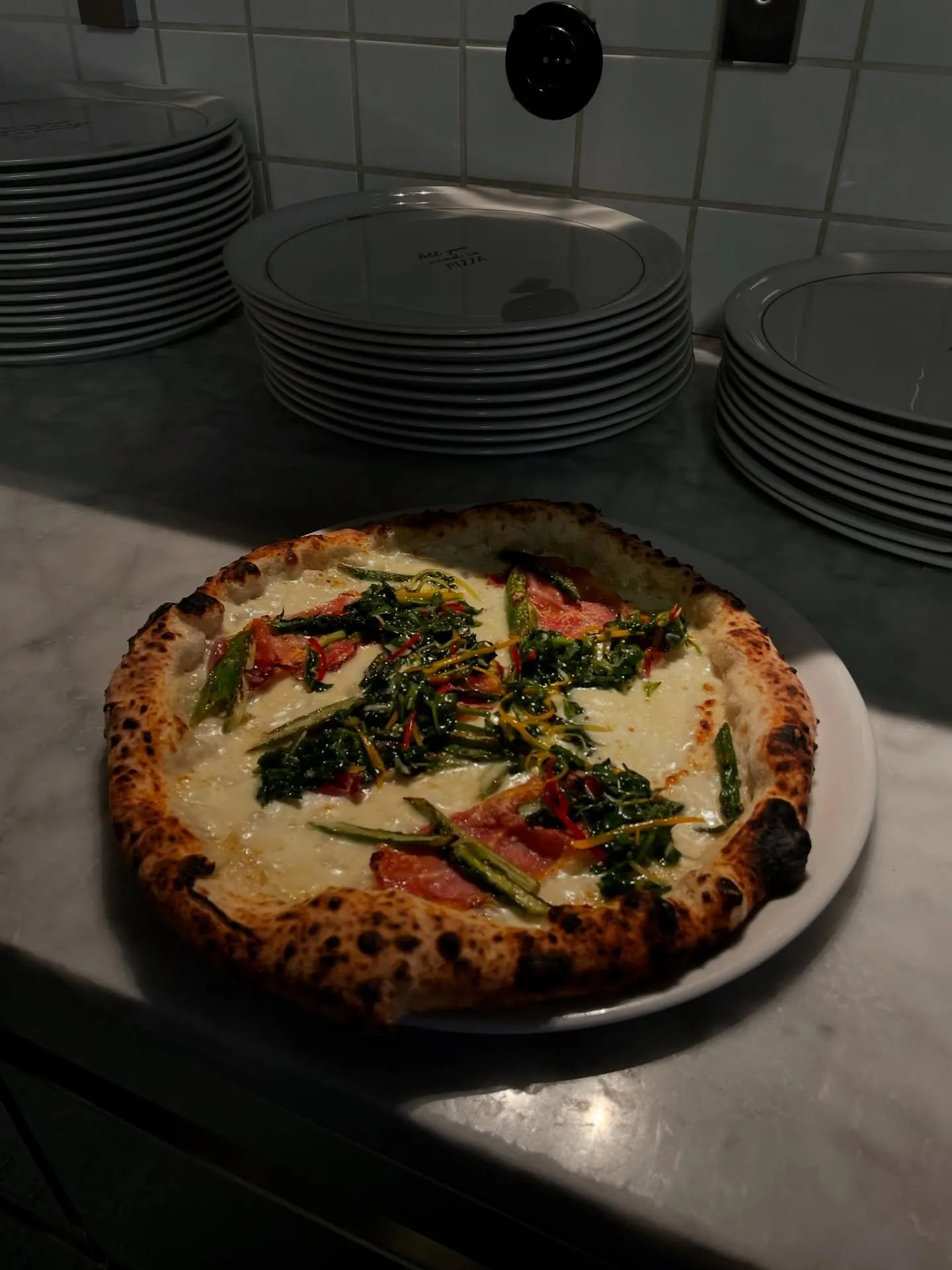 Pizzaiolo przygotowuje ciasto na neapoletańską pizzę