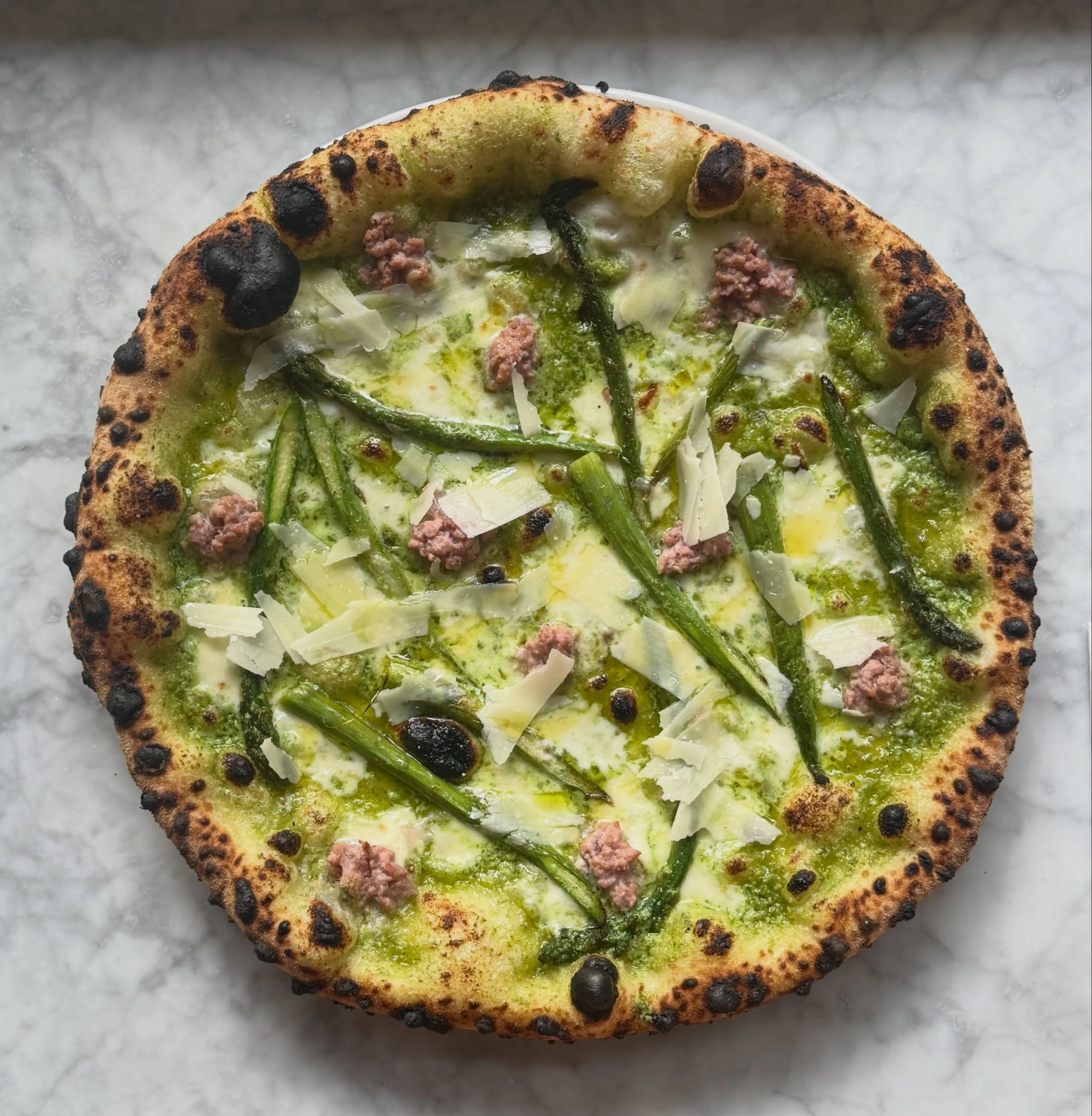 Pizza z zielonymi szparagami i ricottą