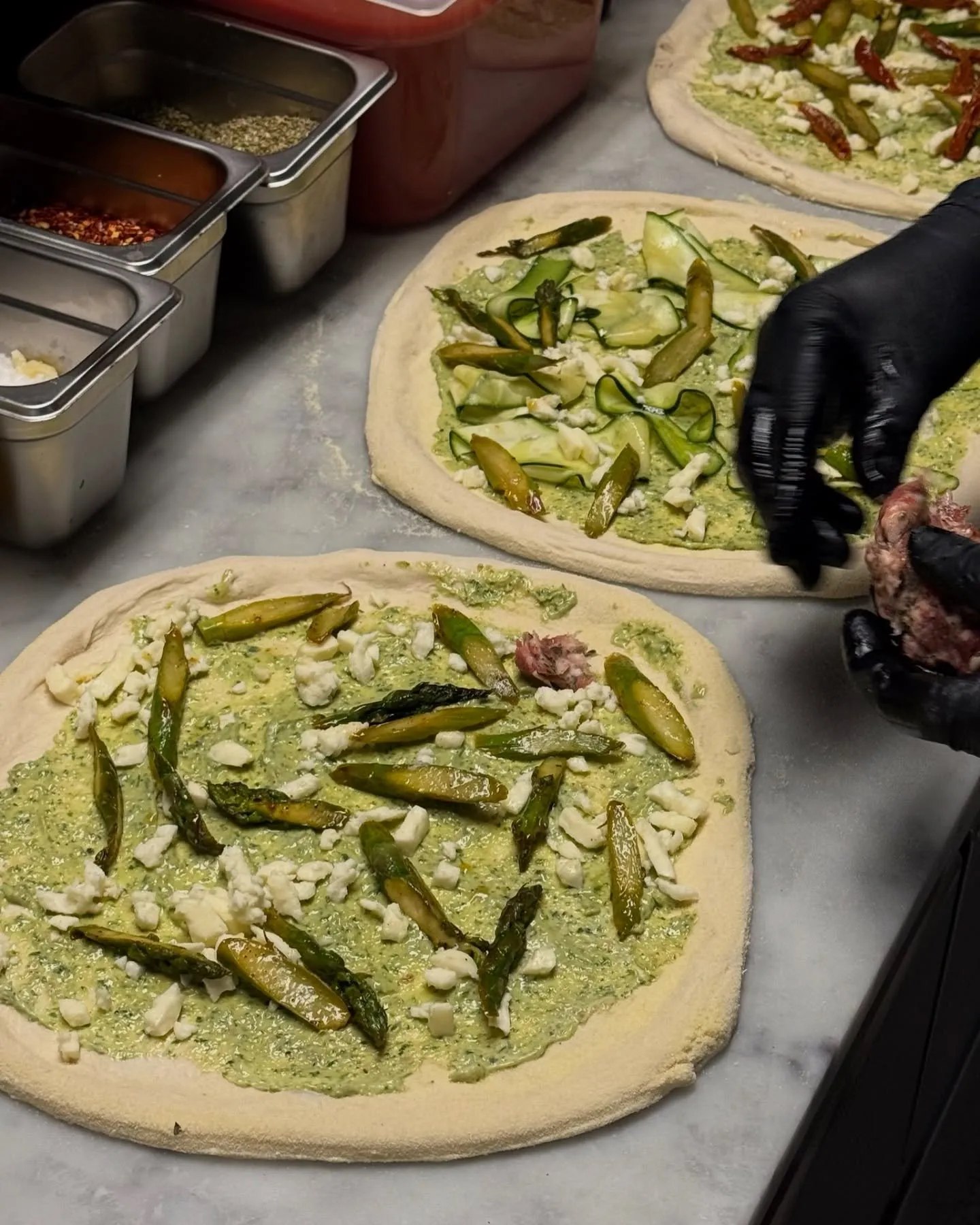 Pizza z ananasem na blacie